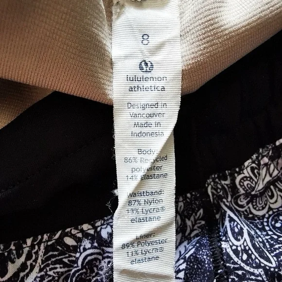 Lululemon Hotty Hot Short (Long)Mini Antique Paisley White Black / Black size 8 - Picture 10 of 10